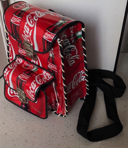 96117-4  € 5,00 coca cola tasje gemaaakt van blikjes.jpeg
